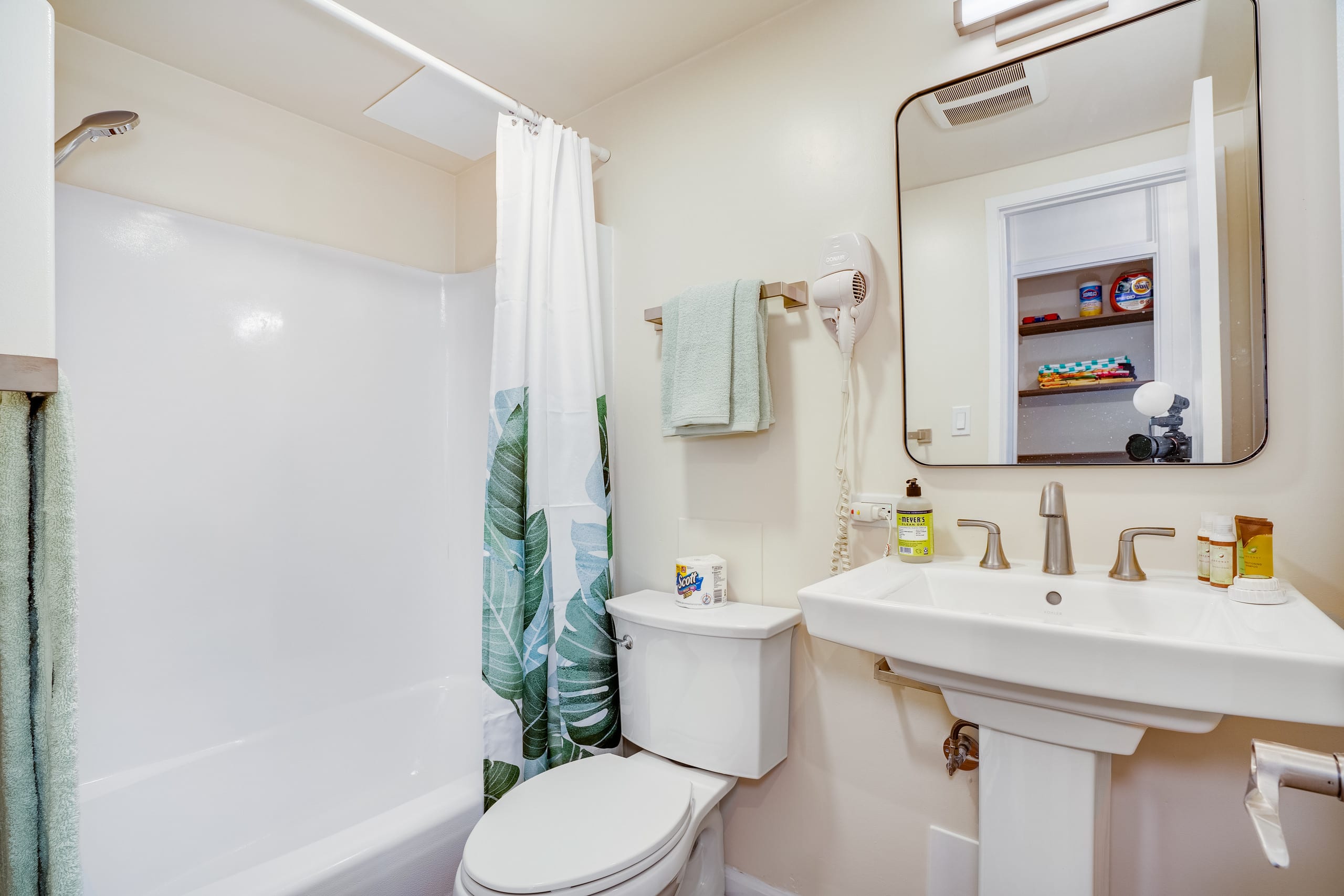 Condo in Honolulu · ★4.61 · 1 bedroom · 2 beds · 1 private bath - Image 13