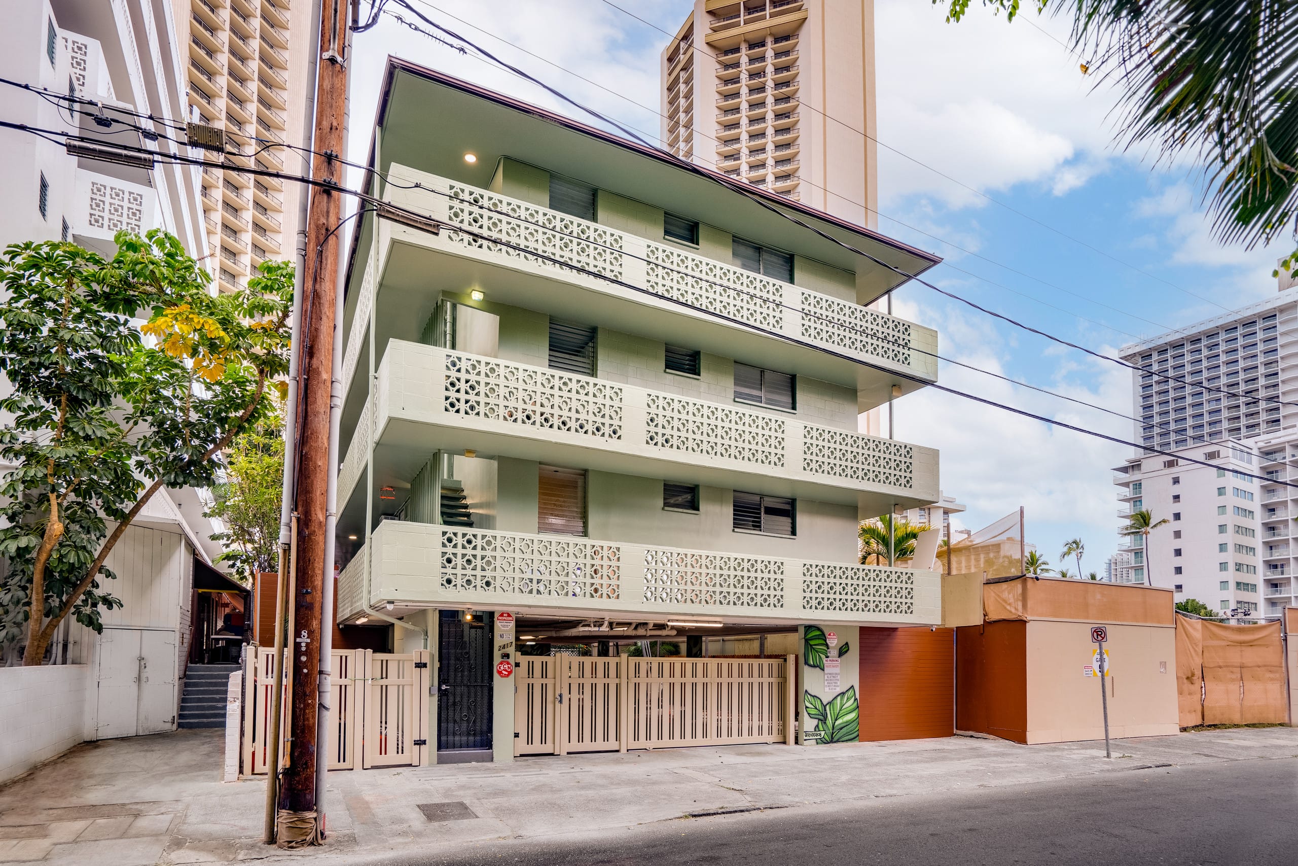 Condo in Honolulu · ★4.61 · 1 bedroom · 2 beds · 1 private bath - Image 15
