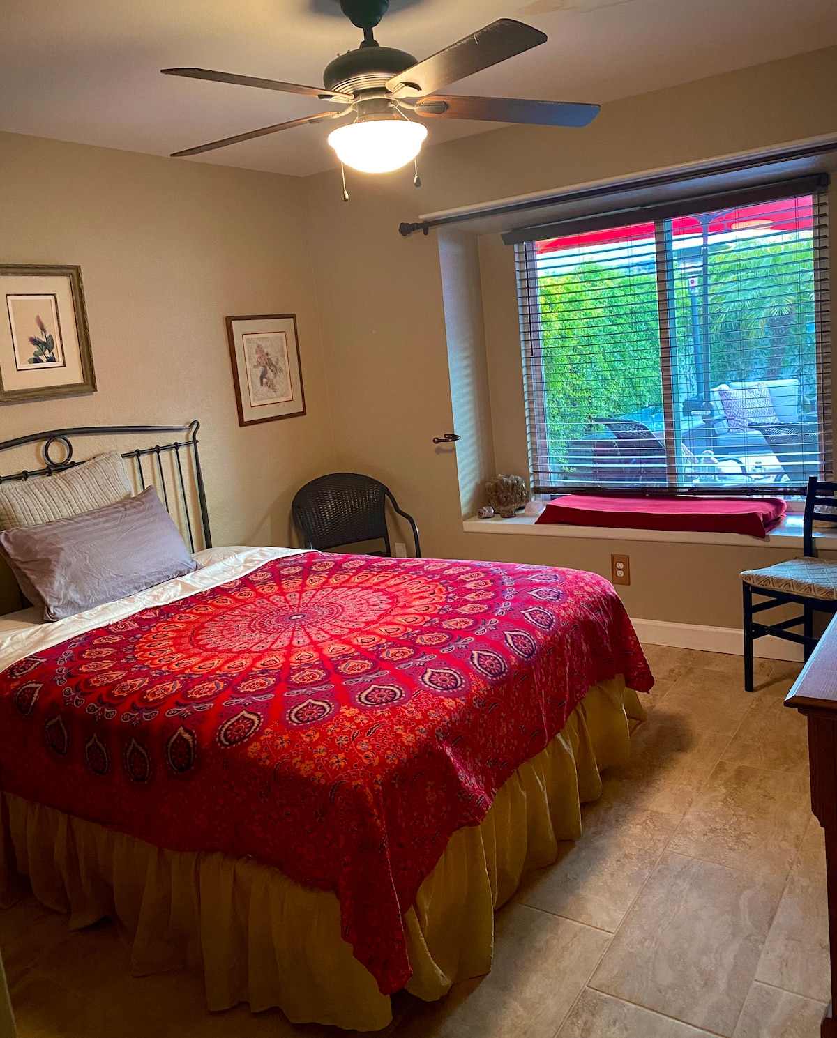 อาจมีห้องนอนเพิ่มเติมพร้อมเตียงควีนไซส์ให้เพื่อนหรือครอบครัวของคุณเช่าผ่าน Airbnb ในระหว่างการเข้าพักของคุณที่นี่มีชื่อว่า “โอเอซิสรอคุณอยู่” 