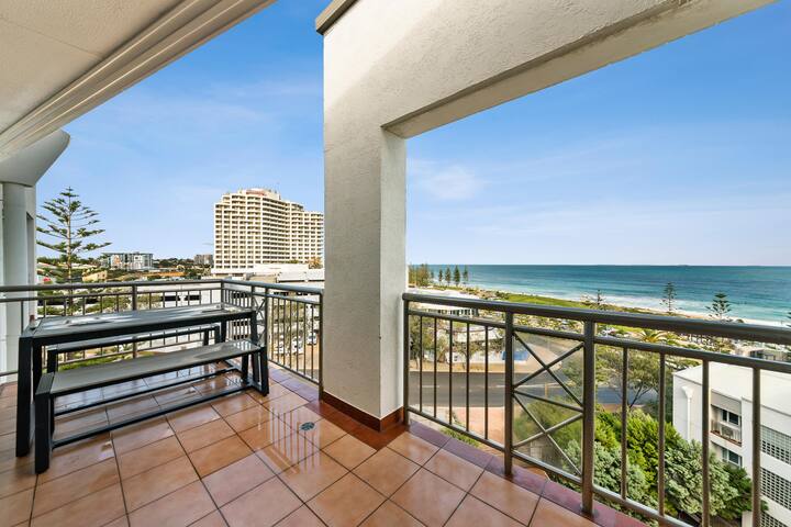 Apartment M503 – panoramic ocean views for miles! gallery image 3