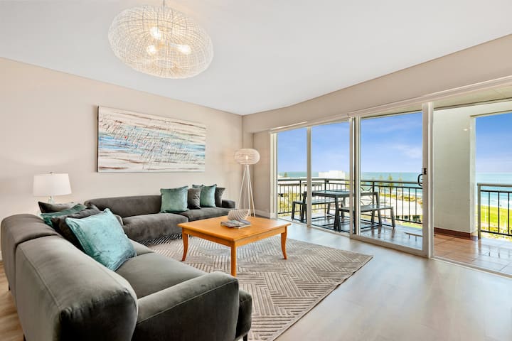 Apartment M503 – panoramic ocean views for miles!