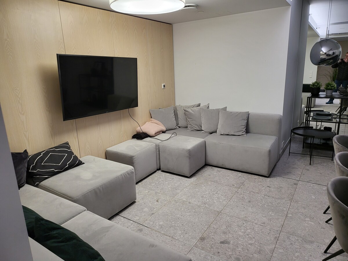 Обща конферентна зала (може да бъде резервирана предварително).