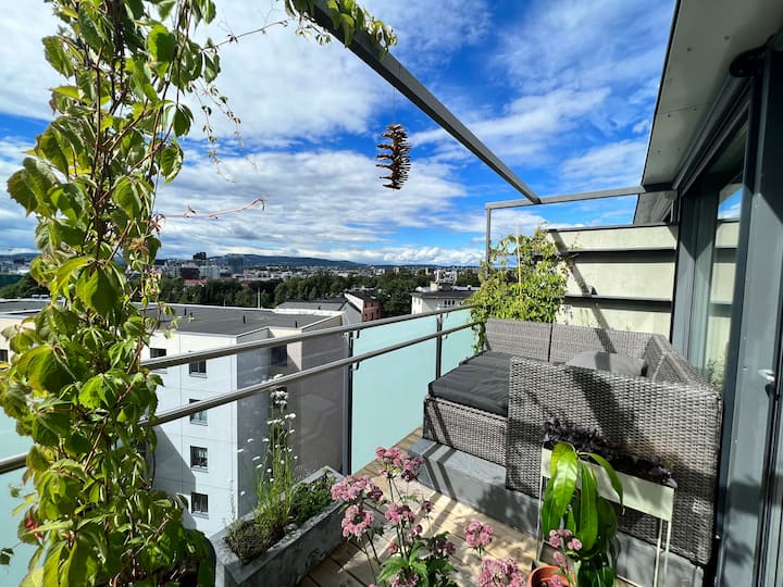 Apartment With Sunny Cityscape Views And Balcony - オスロ