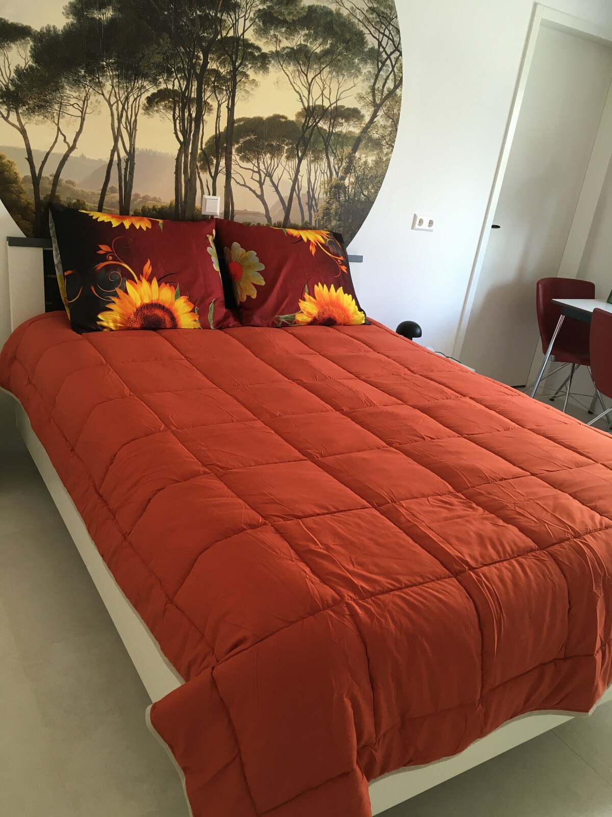 Chumba chenye starehe, chenye kitanda na duveti kilicho na kifuniko katika kimoja, ambacho kinaoshwa kwa ujumla baada ya kila ukaaji.