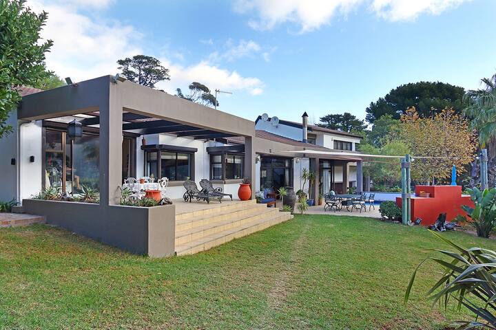 Colourful, Quirky, 5 Bedroom Family Home gallery image 2