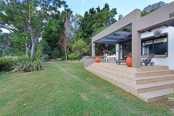 Colourful, Quirky, 5 Bedroom Family Home gallery image 4