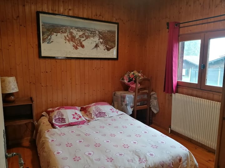 Chambre avec un lit double