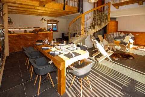 Chalet Alpenloft 1.0 with a hot tub