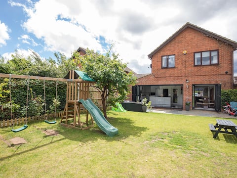 Gorgeous Family Home Near River Thames-Old Windsor