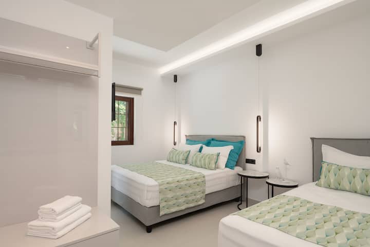 Trojlôžková spálňa je jasná a vzdušná. 