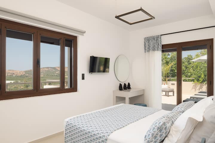 Dvojlôžková spálňa má tiež prístup na terasu. 