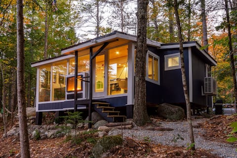 Exclusive Glass Wall Waterfront Hot Tub, Fireplace