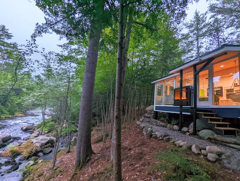 Exclusive Glass Wall Waterfront Hot Tub, Fireplace