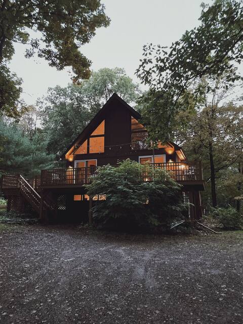 Dutchess Chalet - Hudson Valley Home w/ Hot Tub!