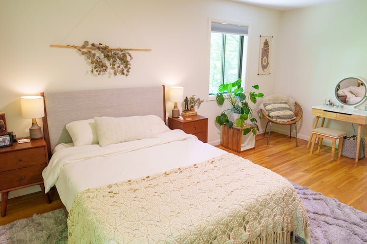 Chumba kikuu cha kulala (Kitanda aina ya Queen) 