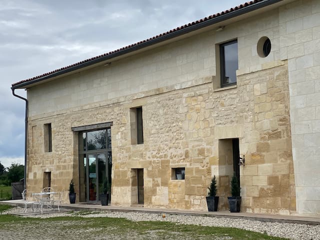 Villa avec piscine dans propriété de 5 hectares gallery image 2