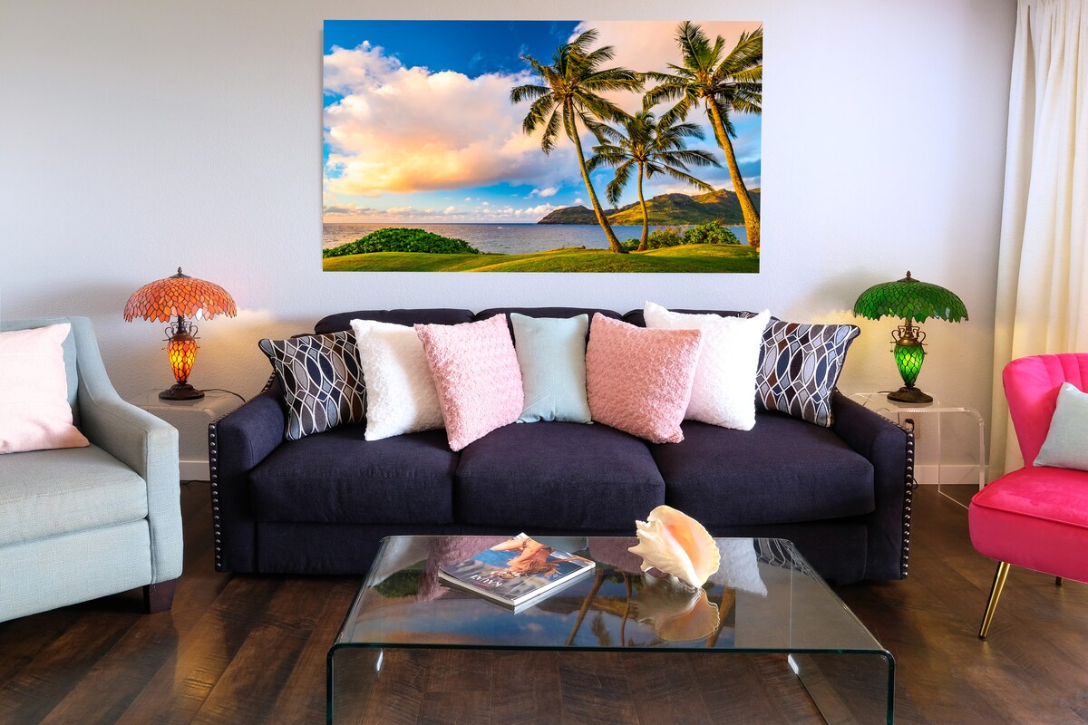 Dnevni boravak sa suvremenom umjetnošću i tiffany svjetiljkama