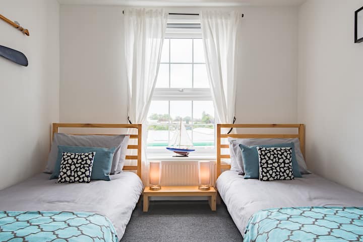 轻型单人房，内置衣柜和抽屉。毛绒舒适的椅子和带双USB插座的小边桌。 吹风机、风扇和热垫，用于理发工具。床2米长。来自当地船坞的几只老船桨在墙上增添了个性。