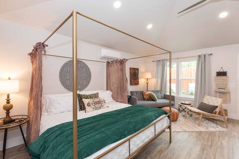 🪴HIDDEN HAVEN renovated King Bed studio W/garage 🍃