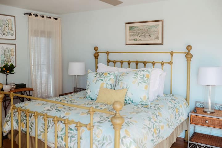 Chumba cha kulala cha mfalme cha nyumba ya behewa