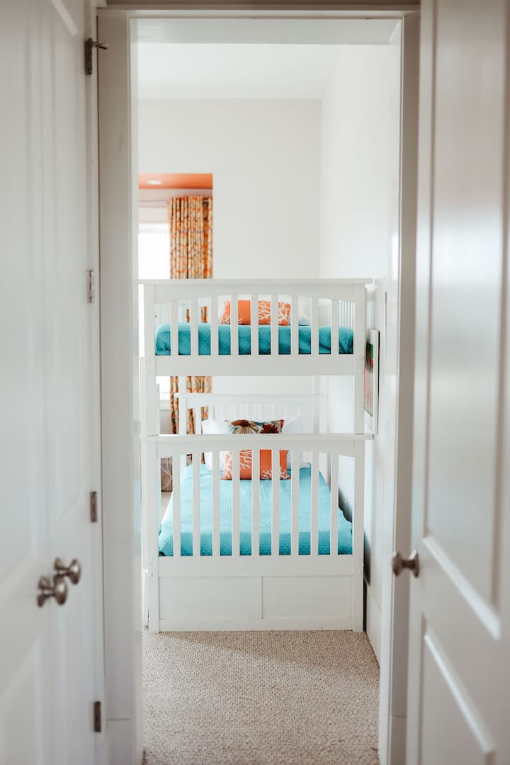 6 kitanda bunkroom mbali na sebule kuu + jikoni kwenye ghorofa ya pili. 