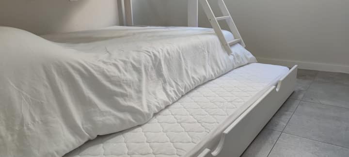 Chumba cha kulala 2 kitanda 135x200, kitanda cha ghorofa na kitanda cha kuvuta cha 90x200. 