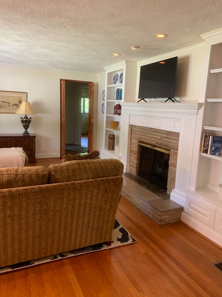 Cozy Creekside Cottage - Bristol, TN