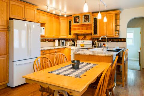 Cute 2 bed 2 bath suite w/ jetted tub & Kitchen