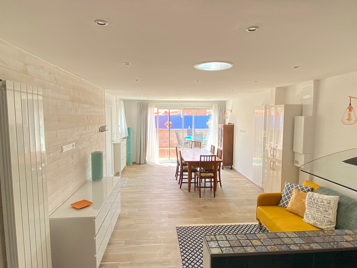 Top performing Airbnb: Cheerful 2 bedroom home close to local amenities in Mimizan