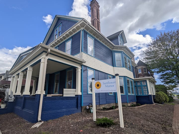 Sunflower Manor, elegant riverside lodging Houses for Rent in Sunbury