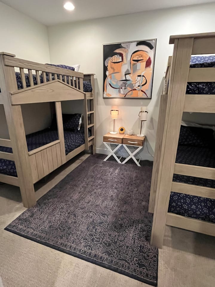 Niveli i hyrjes-EACH me 4 krevate dopio ka një kapacitet peshe prej 500 lb, ngjitur me 3/4 banjë dhe më të vogël nga dy dhoma ndenjjeje.
