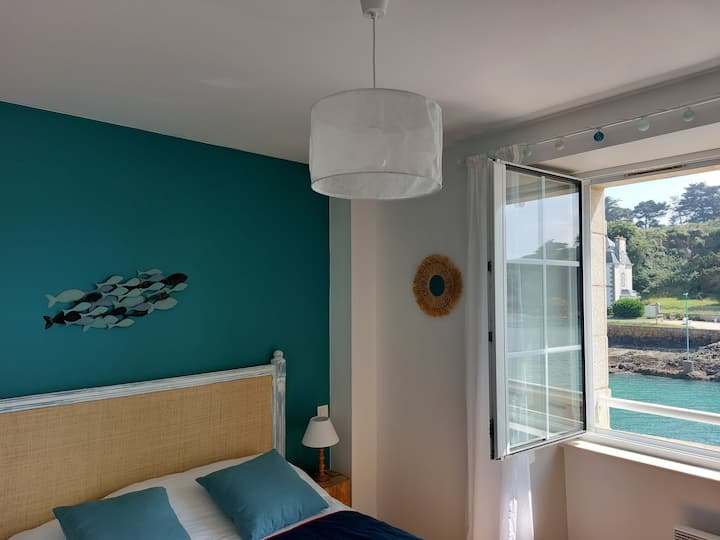 חדר השינה “Poissons” עם מיטה אחת בגודל 140 ס”מ וכריות בגודל 60x60 ס”מ