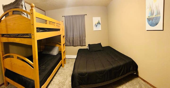 Трета спалня с двойно легло и легло.  