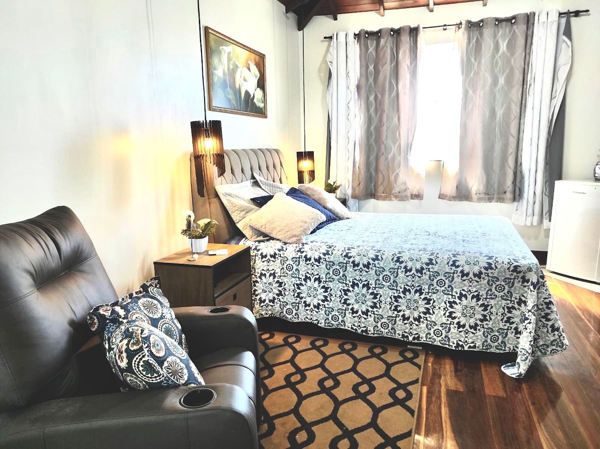 Suite 1 mit Doppelbett und Whirlpool 