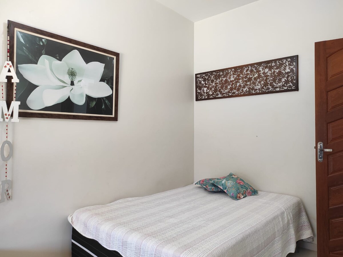 Zimmer 2 mit einem Doppelbett  und einem Einzelbett