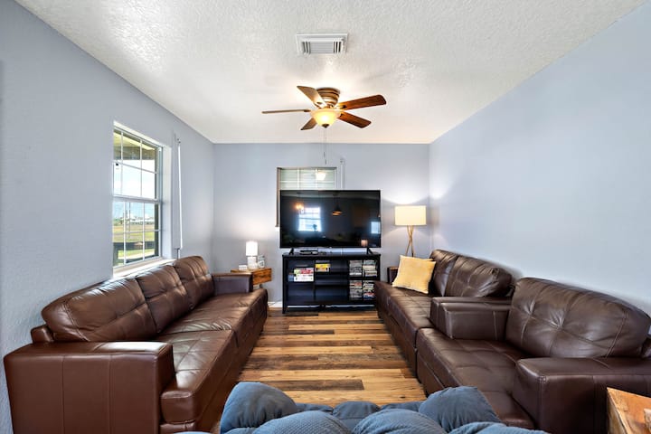 Modern Surfside Beach House • Family Ready - Surfside Beach, TX