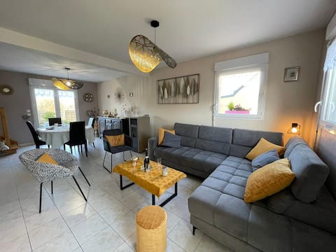 Family home sleeps 6, pets welcome