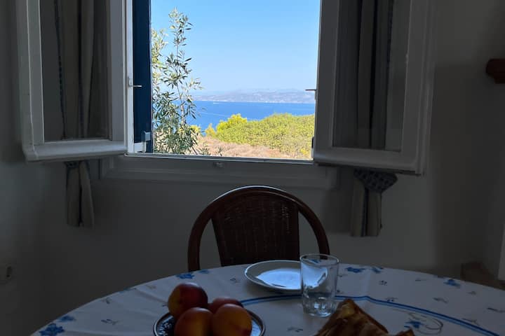 Breakfast, lunch, or dinner with a view to the sea.