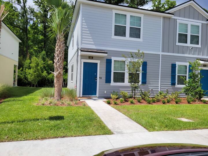 Cheerful 3 bedroom home with free parking Houses for Rent in