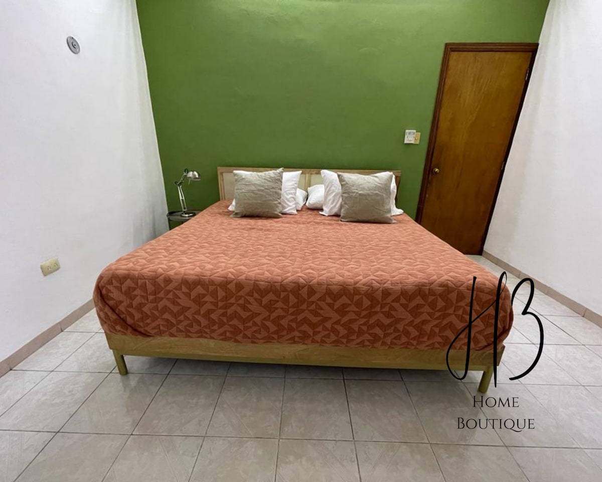 Hlavné pádlo so 4k 65-palcovou inteligentnou televíziou, klimatizáciou, ventilátorom, čiernymi závesmi a 1200 obliečkami s počtom nití.