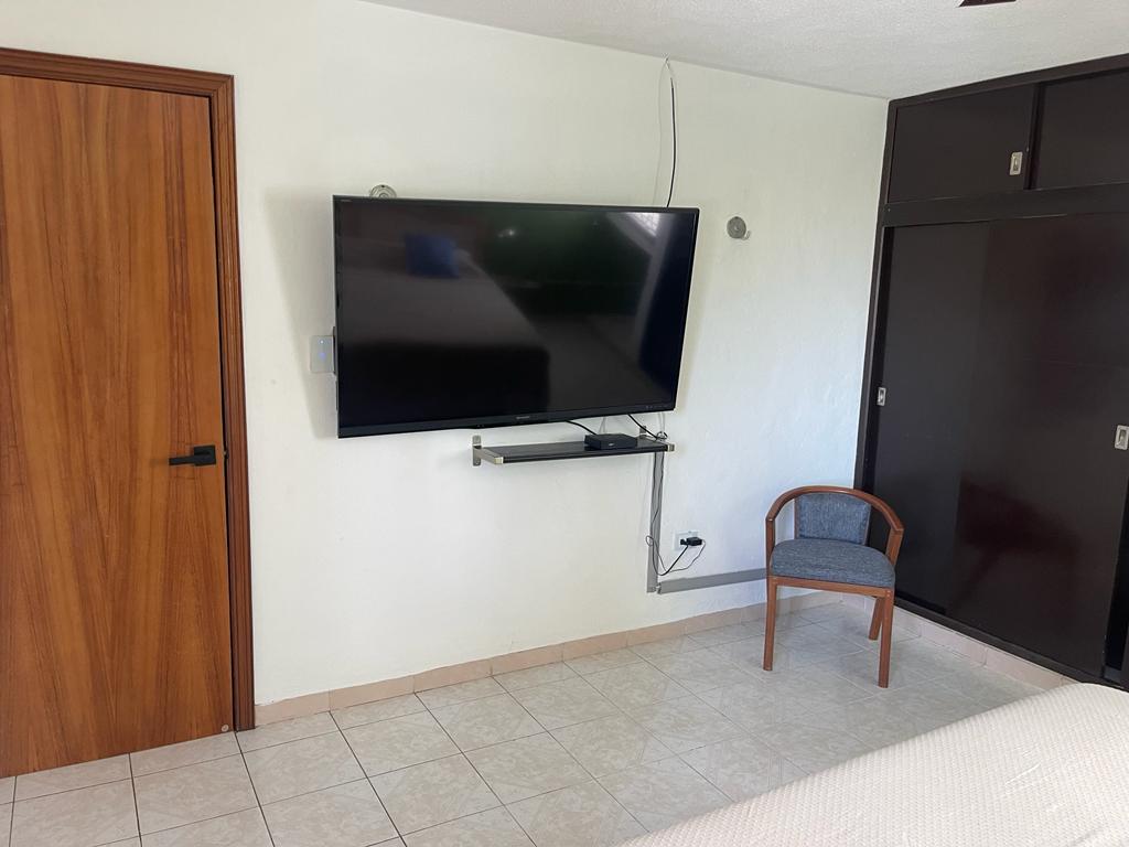 spálňa 3 so 60-palcovou obrazovkou, dvere parota, klimatizácia.