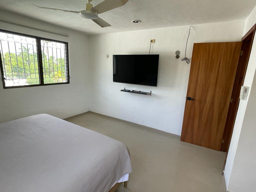 Recamara2 s parota dverami, klimatizáciou lg, ventilátorom, výhľadom na bazén a 55-palcovou inteligentnou televíznou obrazovkou Samsung.