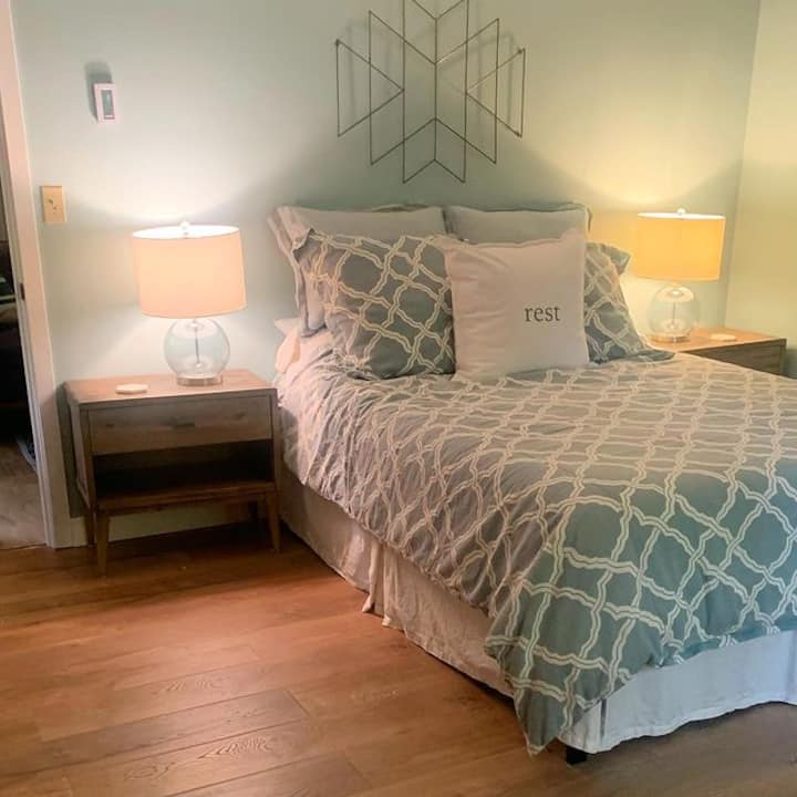 غرفة النوم 4 ؛ سرير كوين بالإضافة إلى توأمين (سرير).