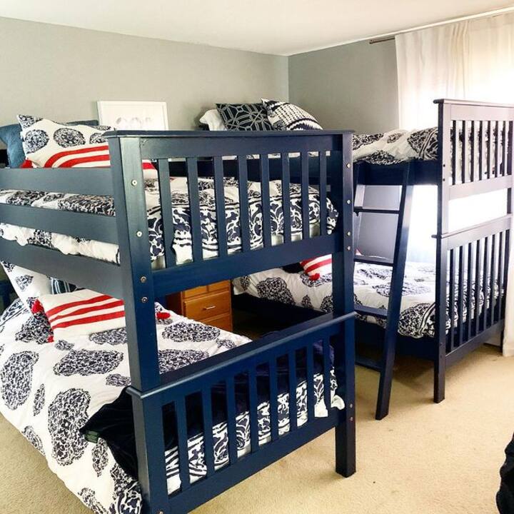 غرفة النوم 3 - غرفة بطابقين.  (تحتوي الغرفة أيضًا على ملكة واحدة)