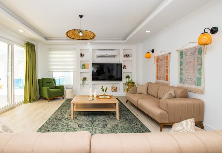 Doğa Manzaralı Merkeze Yakın Geniş Ve Lüks Villa - Kalkan