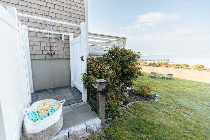 Luxury Beachfront Peaceful Large Yard Mooring gallery image 3