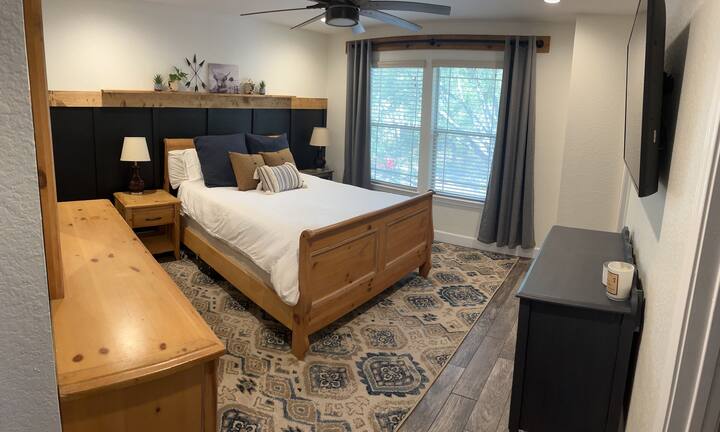 Master Bedroom, Queen Bed
