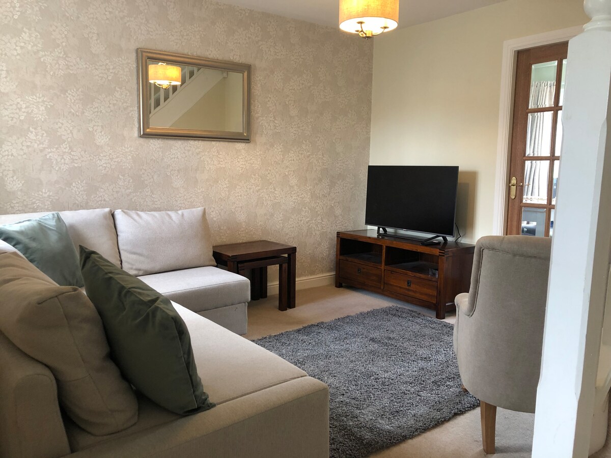 Successful Airbnb property: Glen Air. Cheerful 2 bed home with parking in Bradford