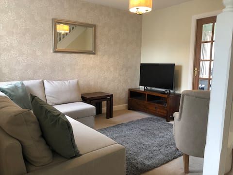Successful Airbnb property: Glen Air. Cheerful 2 bed home with parking in Bradford