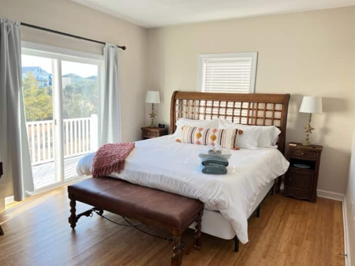 hlavná spálňa s manželskou posteľou King a vlastnou kúpeľňou č.2!